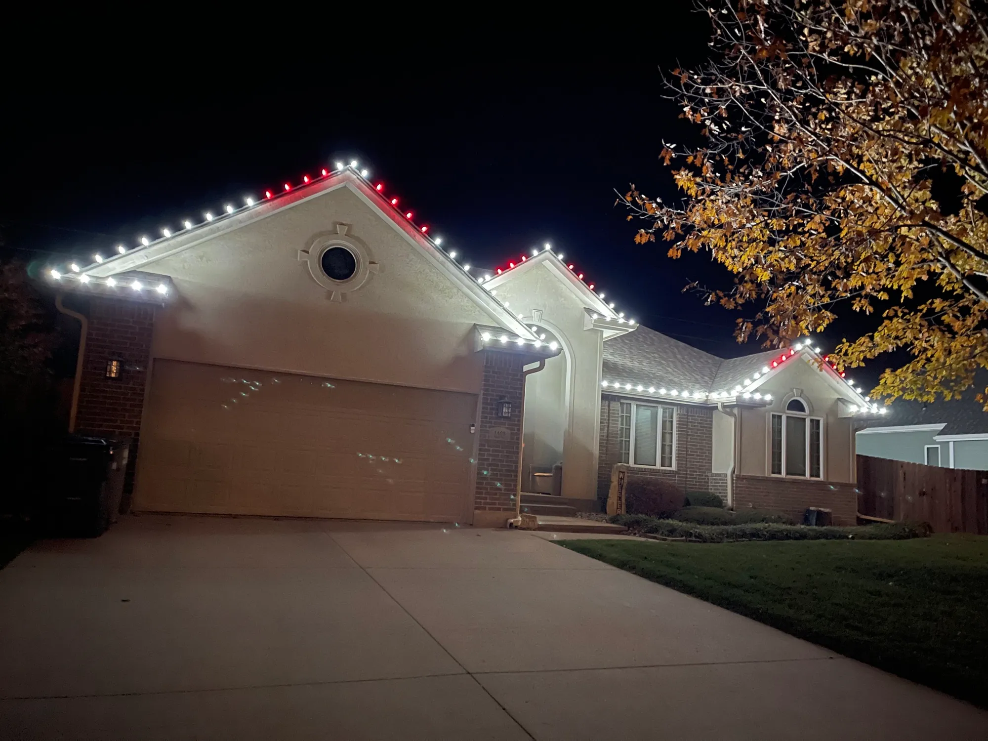 Residential roofline holiday lighting installed by RM Lighting Solutions