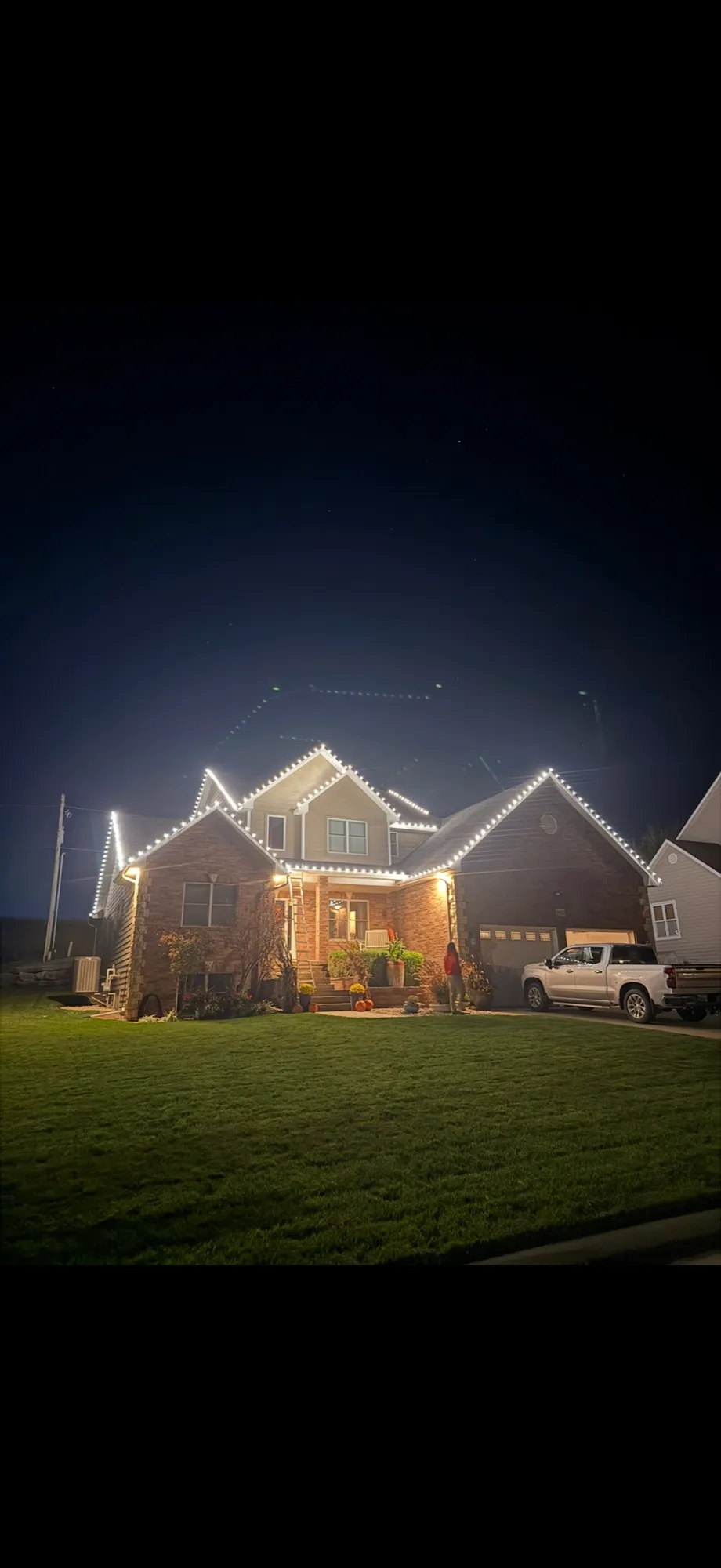Residential roofline holiday lighting installed by RM Lighting Solutions